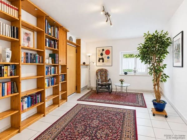 Immobilie in Scheinfeld - Viel Platz für Ihre Ideen - Charmantes Wohnhaus mit 10 Zimmern, Werkstatt, Garage und Garten - Bild 2
