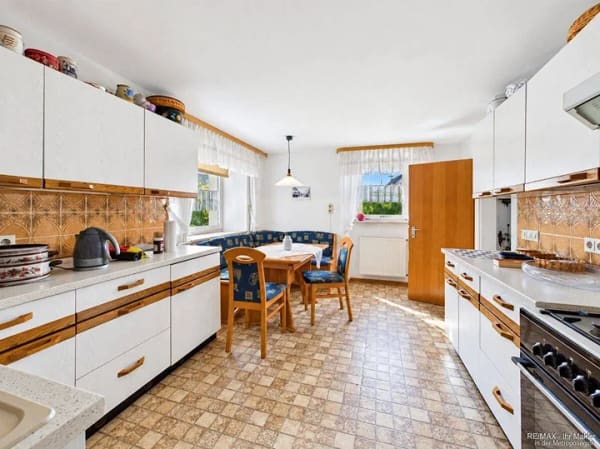 Immobilie in Scheinfeld - Viel Platz für Ihre Ideen - Charmantes Wohnhaus mit 10 Zimmern, Werkstatt, Garage und Garten - Bild 3