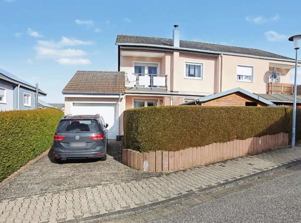 Immobilie in Kirchberg - Gepflegte Doppelhaushälfte für Familien | 5 Zimmer | Garage, Carport & Terrasse | provisionsfrei - Bild 1