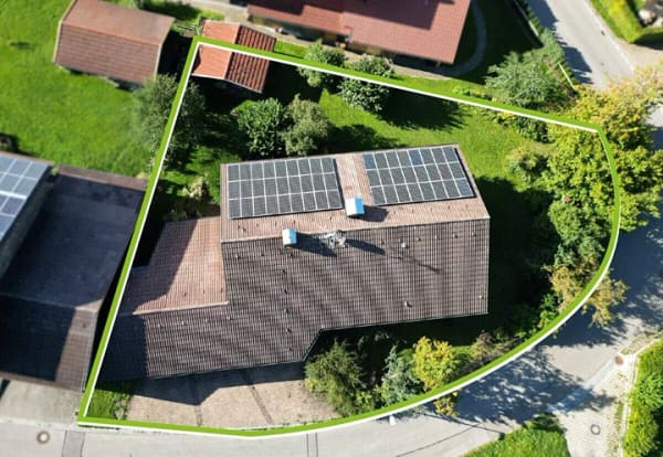 Immobilie in Eisenberg - Architektur mit Charakter: Großzügiges Einfamilienhaus in Ortsrandlage mit Wintergarten und Sauna - Bild 1
