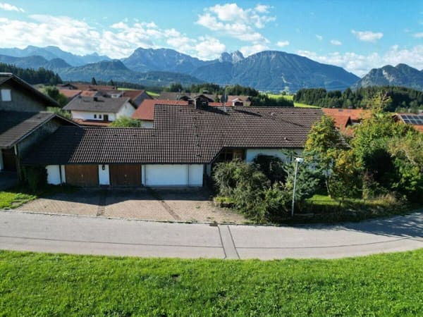 Immobilie in Eisenberg - Architektur mit Charakter: Großzügiges Einfamilienhaus in Ortsrandlage mit Wintergarten und Sauna - Bild 2