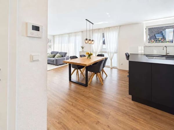 Immobilie in Deckenpfronn - Stilvoll wohnen – hochwertige 4-Zimmer-Wohnung mit Südbalkon und Designküche - Bild 2
