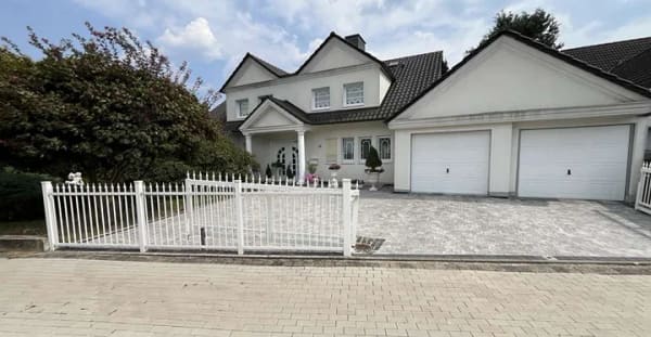Immobilie in Schlüchtern - Repräsentatives Ein- bis Zweifamilienhaus mit Einliegerwhg. in bevorzugter Wohnlage von Schlüchtern - Bild 0