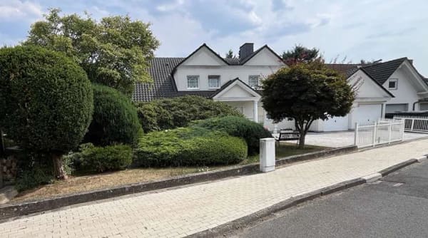 Immobilie in Schlüchtern - Repräsentatives Ein- bis Zweifamilienhaus mit Einliegerwhg. in bevorzugter Wohnlage von Schlüchtern - Bild 1