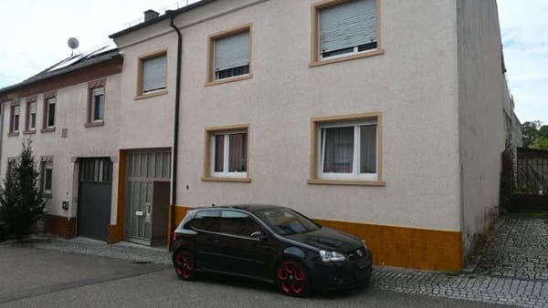 Immobilie in Östringen - Gepflegtes Einfamilienhaus mit Garten, Innenhof und Ausbaureserve im Dachgeschoss - Bild 0