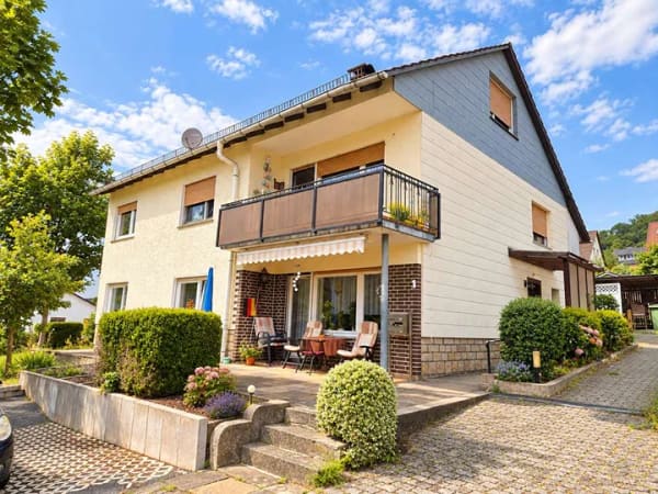 Immobilie in Helsa - Wohnen und Vermieten in attraktiver Südhanglage
Dreifamilienhaus mit Weitblick - Bild 0