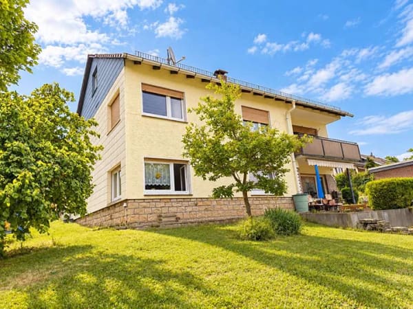 Immobilie in Helsa - Wohnen und Vermieten in attraktiver Südhanglage
Dreifamilienhaus mit Weitblick - Bild 1