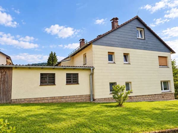 Immobilie in Helsa - Wohnen und Vermieten in attraktiver Südhanglage
Dreifamilienhaus mit Weitblick - Bild 2