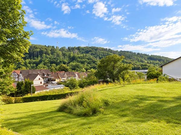 Immobilie in Helsa - Wohnen und Vermieten in attraktiver Südhanglage
Dreifamilienhaus mit Weitblick - Bild 3