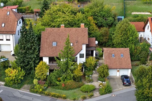 Immobilie in Oberelsbach - JEDE MENGE PLATZ: GROßZÜGIGES EINFAMILIENHAUS MIT EINLIEGERWOHNUNG IN SONNIGER HANGLAGE - Bild 0