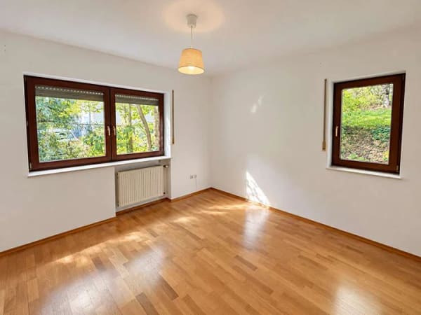 Immobilie in Oberelsbach - JEDE MENGE PLATZ: GROßZÜGIGES EINFAMILIENHAUS MIT EINLIEGERWOHNUNG IN SONNIGER HANGLAGE - Bild 3