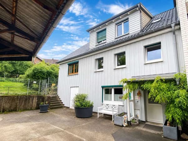Immobilie in Steinheim an der Murr - Modernisiertes 2-Fam.-Haus plus Einliegerwohnung, Garten und Innenhof zum Wohnen und/oder vermieten - Bild 1