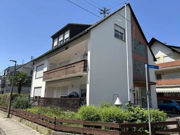 Immobilie in Sankt Sebastian - Gepflegtes Dreifamilienhaus mit Balkonen und solider Vermietung in Sankt Sebastian - Bild 0