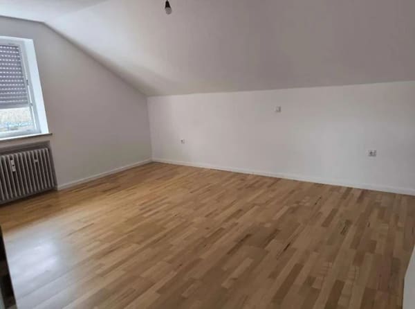 Immobilie in Dasing - Bezugsfreie kernsanierte 3ZKB DG m Garten, Garage, 2 Stellp & PV-Anlage - Bild 3