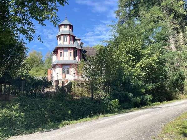 Immobilie in Steinau an der Straße - Ihr Märchenschloss im Kinzigtal: Charakterstarker Fachwerk-Turmbau, bereit für sein nächste Kapitel - Bild 1