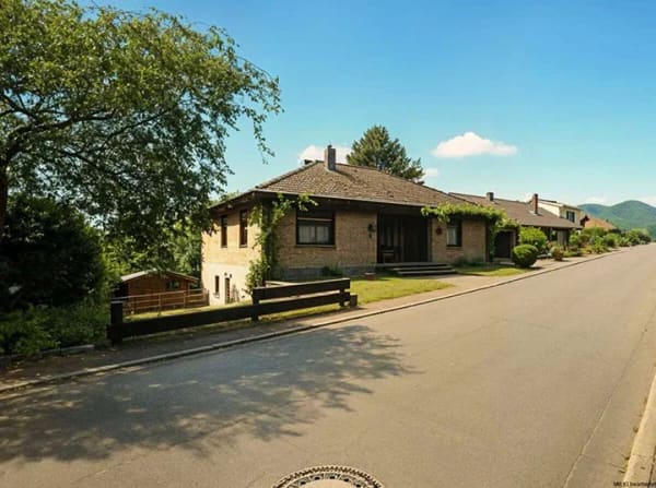 Immobilie in Albersweiler - Bungalow mit Einliegerwohnung – Wohnen mit viel Platz und Garten - Bild 0