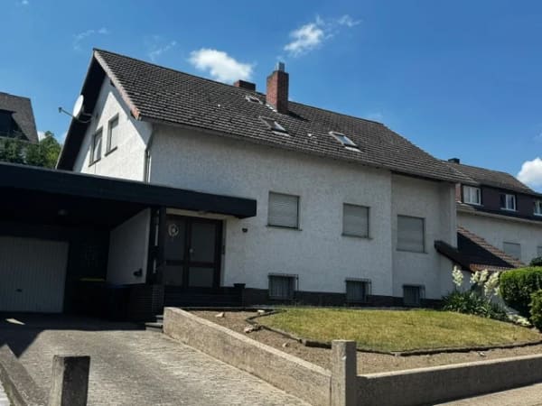 Immobilie in Nickenich - Ein-Zweifamilienhaus in guter Lage von Nickenich
Baujahr 1971 - - Bild 0