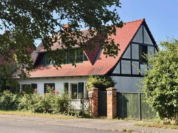 Immobilie in Letschin - Landhaus, Ateliergebäude und schön angelegter Garten am Dorfrand, unweit der Oder und einer Badestelle - Bild 0