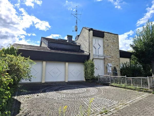 Immobilie in Losheim am See - Ein Anwesen voller Möglichkeiten in Losheim-Hausbach – 448 m² Wohnfläche, Fernblick, Wellness & 3 Garagen - Bild 0