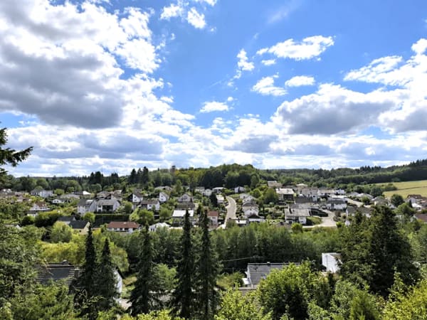 Immobilie in Losheim am See - Ein Anwesen voller Möglichkeiten in Losheim-Hausbach – 448 m² Wohnfläche, Fernblick, Wellness & 3 Garagen - Bild 1