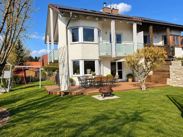 Immobilie in Moosinning - Familienfreundliche DHH in ruhiger Sackgasse - Garten, Kamin, Sauna & PV  |  provisionsfrei - Bild 0