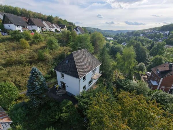 Immobilie in Hilchenbach - VR IMMO: Viel Platz für Ihre Wohnideen: Haus mit großem Grundstück in Hilchenbach! - Bild 1