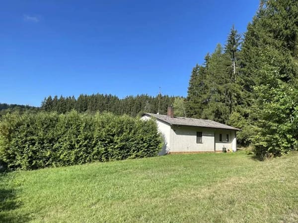Immobilie in Georgenberg - Idyllische Waldrandlage in beschaulicher Ortschaft - Zweifamilienhaus mit Potenzial - Bild 1
