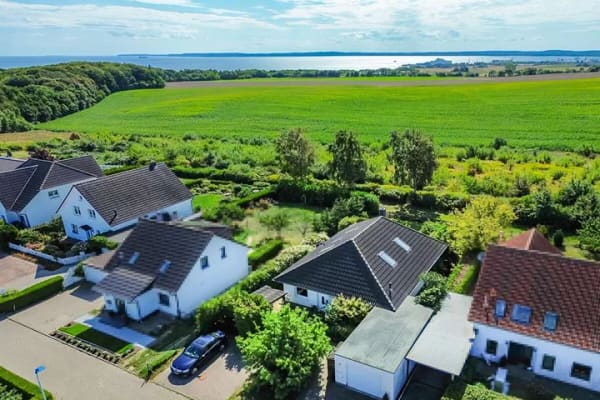Immobilie in Sassnitz - Rarität! Ostseeblick u. Feldrandlage - Großzügiger Bungalow mit zwei Wohnebenen in Sassnitz - Rügen - Bild 1