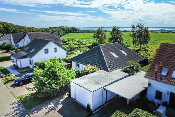 Immobilie in Sassnitz - Rarität! Ostseeblick u. Feldrandlage - Großzügiger Bungalow mit zwei Wohnebenen in Sassnitz - Rügen - Bild 2