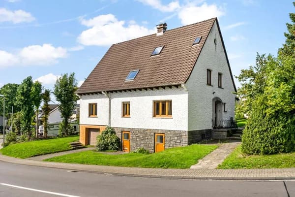 Immobilie in Wenden - Ihr neues Zuhause in Hünsborn: Solide, bezugsbereit und mit zusätzlichen Garagen! - Bild 0