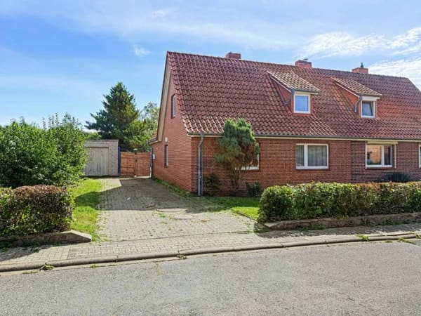 Immobilie in Ratzeburg - Doppelhaushälfte mit großzügigem Garten, Garage und Stallgebäude - Bild 0