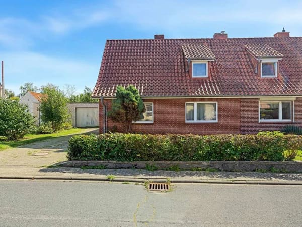 Immobilie in Ratzeburg - Doppelhaushälfte mit großzügigem Garten, Garage und Stallgebäude - Bild 1