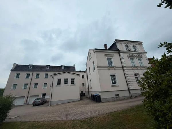Immobilie in Markneukirchen - 7 % Rendite! - Wohn- & Geschäftshaus im Luftkurort Marktneukirchen - 7 Wohneinheiten, 1 Gewerbeeinheit - Denkmalschutz - Bild 0