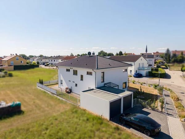 Immobilie in Eitensheim - Ein gesamtes Doppelhaus - KfW-Effizienzhaus 40+ mit Photovoltaik, E3DC Hauskraftwerk - drei Garagen! - Bild 3