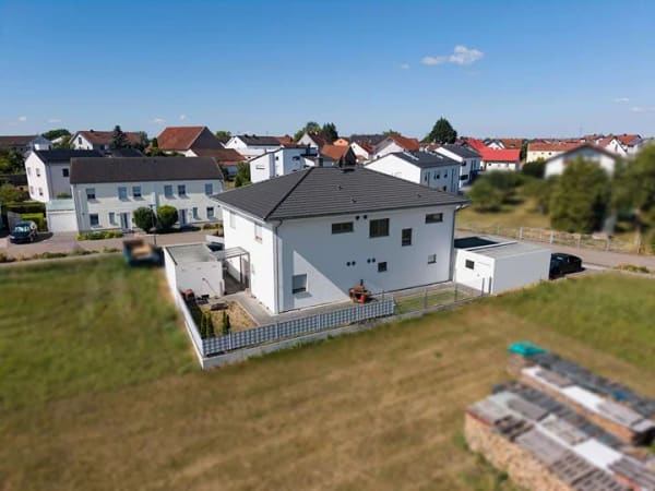 Immobilie in Eitensheim - Ein gesamtes Doppelhaus - KfW-Effizienzhaus 40+ mit Photovoltaik, E3DC Hauskraftwerk - drei Garagen! - Bild 4