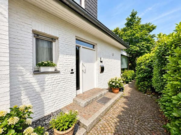 Immobilie in Emsdetten - Zweifamilienhaus mit viel Platz und eingewachsenem Garten - Bild 0