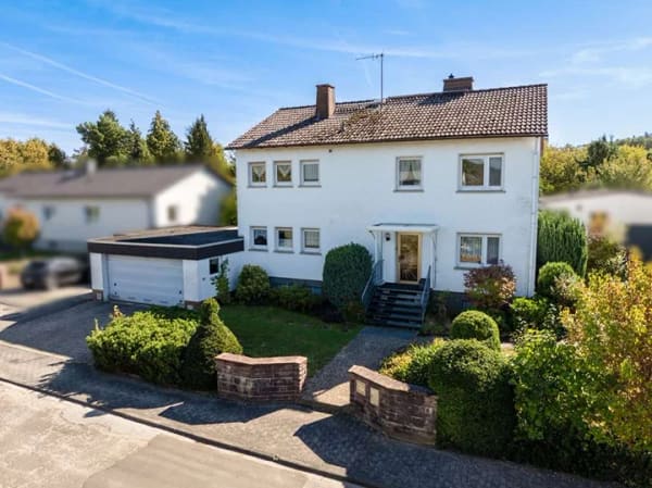 Immobilie in Taunusstein - ZWEIFAMILIENHAUS MIT GROSSEM GRUNDSTÜCK UND VIEL POTENZIAL! - Bild 1