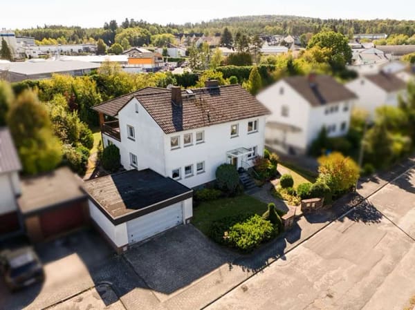 Immobilie in Taunusstein - ZWEIFAMILIENHAUS MIT GROSSEM GRUNDSTÜCK UND VIEL POTENZIAL! - Bild 3