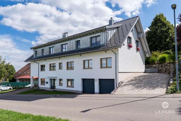 Immobilie in Herrischried - LFI | Einzigartige & exklusive Traumwohnung mit Terrasse, Garten | mit hochwertiger Küche u. Kamin - Bild 2