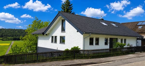 Immobilie in Pfalzgrafenweiler - Viel Platz für die Familie - modernisiertes Haus mit Einliegerwohnung in ruhiger Lage Herzogsweilers - Bild 1