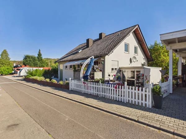 Immobilie in Winterburg - Großzügiges Zweifamilienhaus mit separater Wohneinheit, Ausbaureserve und außergewöhnlichem Carport - Bild 0
