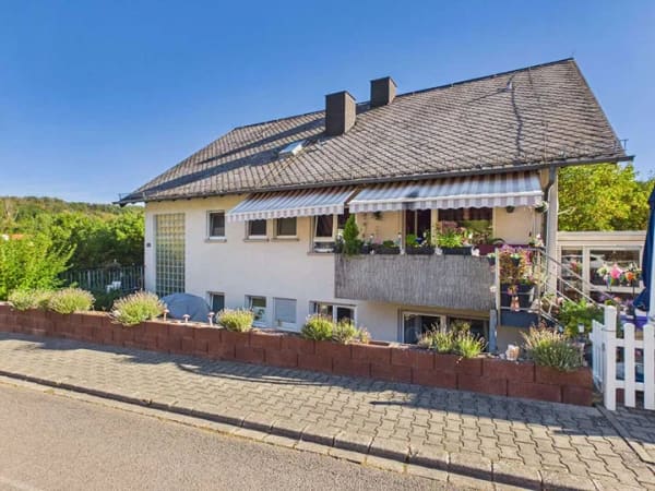 Immobilie in Winterburg - Großzügiges Zweifamilienhaus mit separater Wohneinheit, Ausbaureserve und außergewöhnlichem Carport - Bild 2