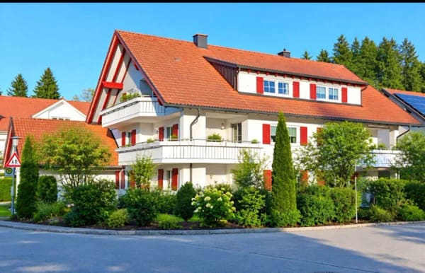 Immobilie in Heimenkirch - ERTRAGSUPDATE! Attraktives Mehrfamilienhaus als Kapitalanlage im Allgäu. Gepflegtes Bestandsobjekt in Heimenkirch mit stabiler Mieterstruktur. - Bild 1