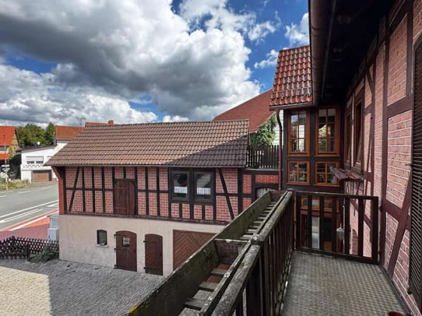 Immobilie in Weimar (Lahn) - Charaktervolles Einfamilienhaus mit Wintergarten und sonnigem Innenhof - Bild 1