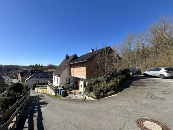 Immobilie in Büren - Dachgeschosswohnung mit toller Aussicht in Hanglage- Sanierungsobjekt in Büren Weine - Bild 1
