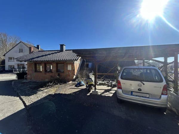 Immobilie in Büren - Dachgeschosswohnung mit toller Aussicht in Hanglage- Sanierungsobjekt in Büren Weine - Bild 2