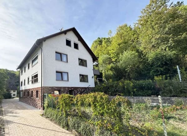 Immobilie in Buttenheim - Sonnenverwöhntes Zweifamilienhaus mit tollem Ausblick und Ausbaupotenzial in Buttenheim/Tiefenhöchst - Bild 0