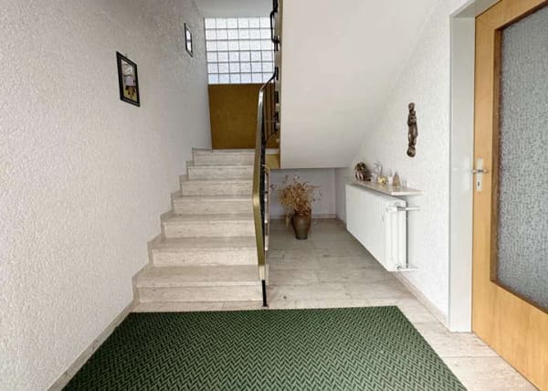 Immobilie in Buttenheim - Sonnenverwöhntes Zweifamilienhaus mit tollem Ausblick und Ausbaupotenzial in Buttenheim/Tiefenhöchst - Bild 1