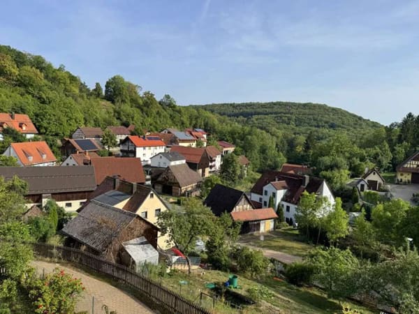 Immobilie in Buttenheim - Sonnenverwöhntes Zweifamilienhaus mit tollem Ausblick und Ausbaupotenzial in Buttenheim/Tiefenhöchst - Bild 3