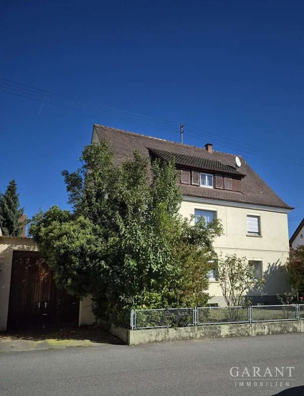 Immobilie in Neuenstadt am Kocher - Handwerker-Traum: Großes Mehrfamilienhaus mit Scheune, Garagen, Innenhof und viel Platz für Ideen! - Bild 1